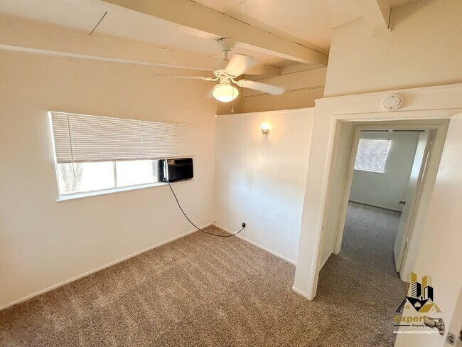 Building Photo - 5625 San Vincente Way