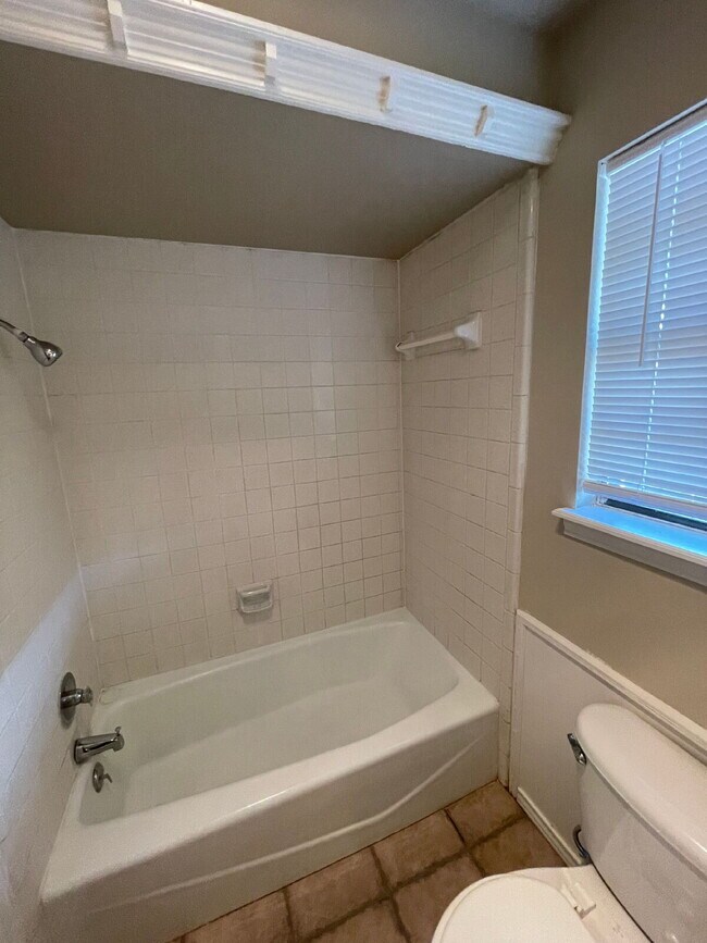 Building Photo - House Located Between Two Parks & Near Mov...