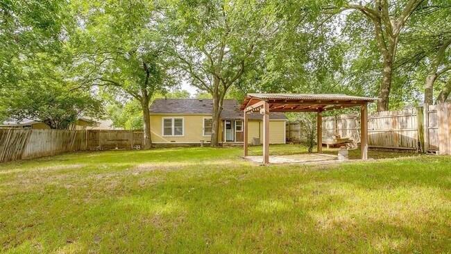 Building Photo - 410 McCarty St