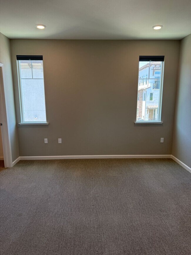 Building Photo - PENTHOUSE CONDO IN COMMUNICATION HILL | 2B...