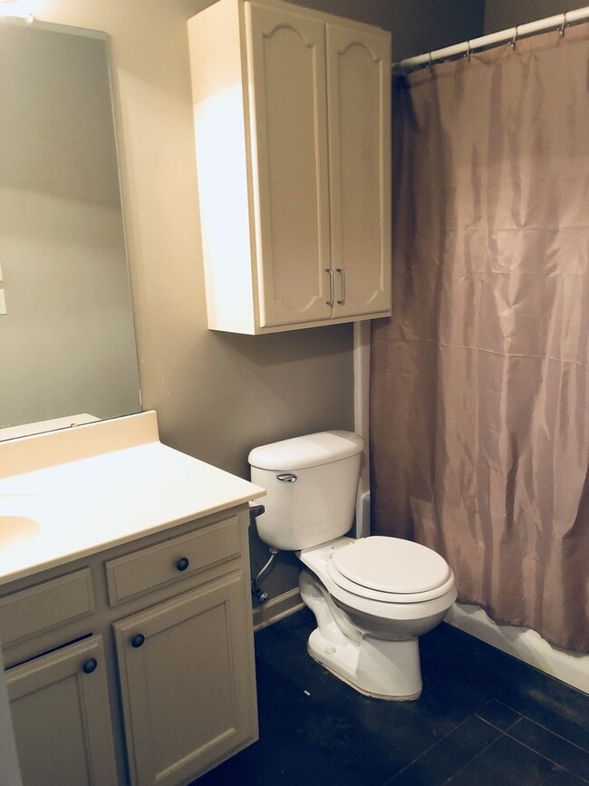 Building Photo - 3 br 2 ba house near park on Dead-end stre...