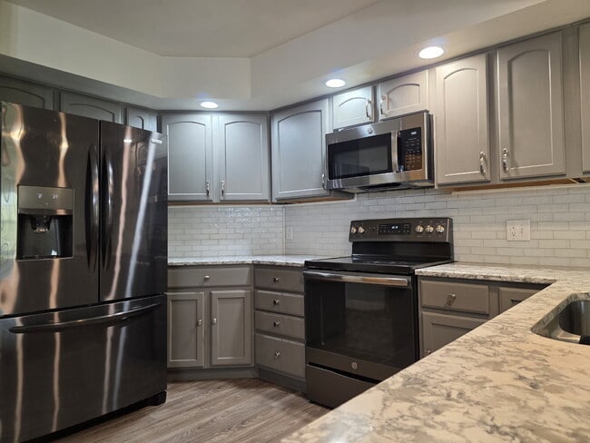 Building Photo - Multi generational Home New London