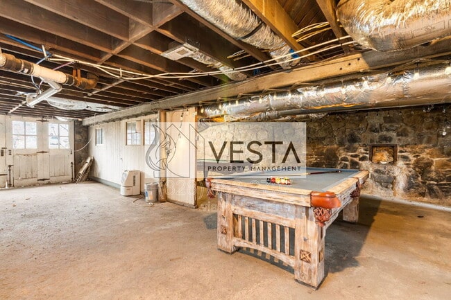 Building Photo - 68 Maple St