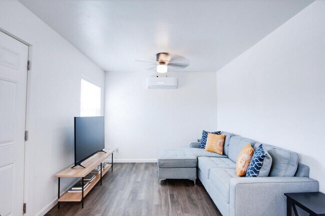 Building Photo - 933 Hackberry Ave