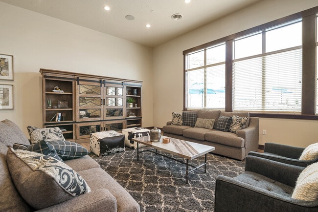 Building Photo - Beautiful 4 bed 3.5 bath townhome in Aspen...