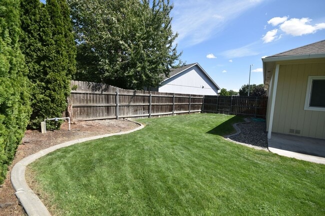 Building Photo - Cozy Pet-Friendly Rental in a Quiet Kennew...