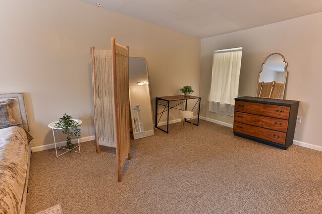 Building Photo - Beautiful 3 Bedroom on Vine St