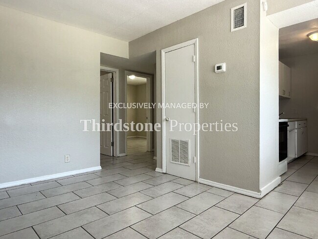 Building Photo - 1437 W 26th St
