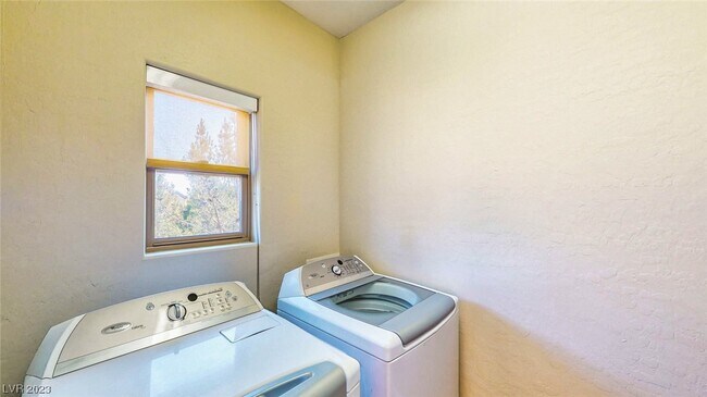 Building Photo - 348 Hanbury Manor Ln