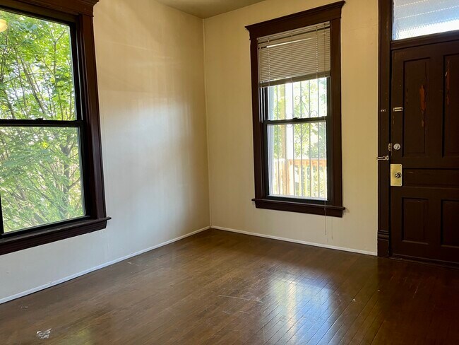 Building Photo - 3765 N Kenmore Ave