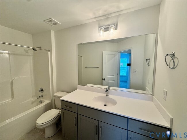 Building Photo - 13800 Village View Dr