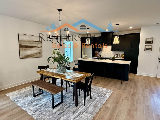 Building Photo - Stunning 2 Bedroom with Courtyard