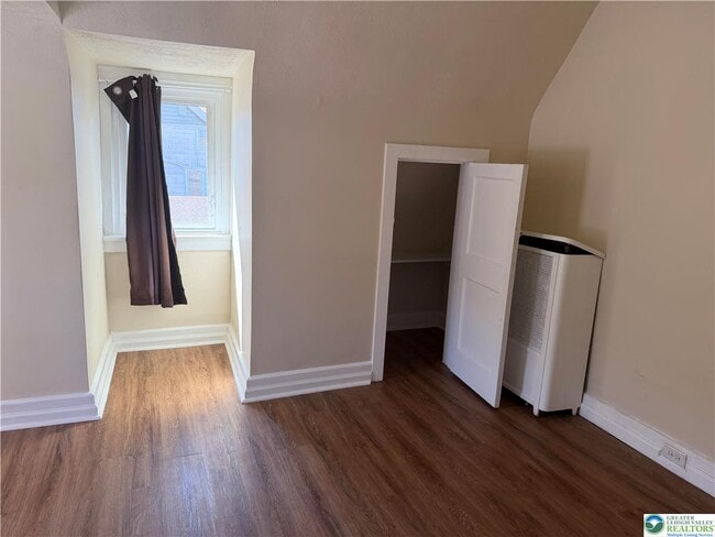 Building Photo - 1201 E 4th St