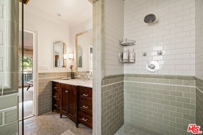 Building Photo - 1632 N Orange Grove Ave