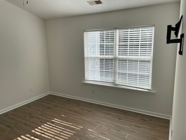 Building Photo - Cozy Two Bedroom Condo Close to Ft. Jackson!