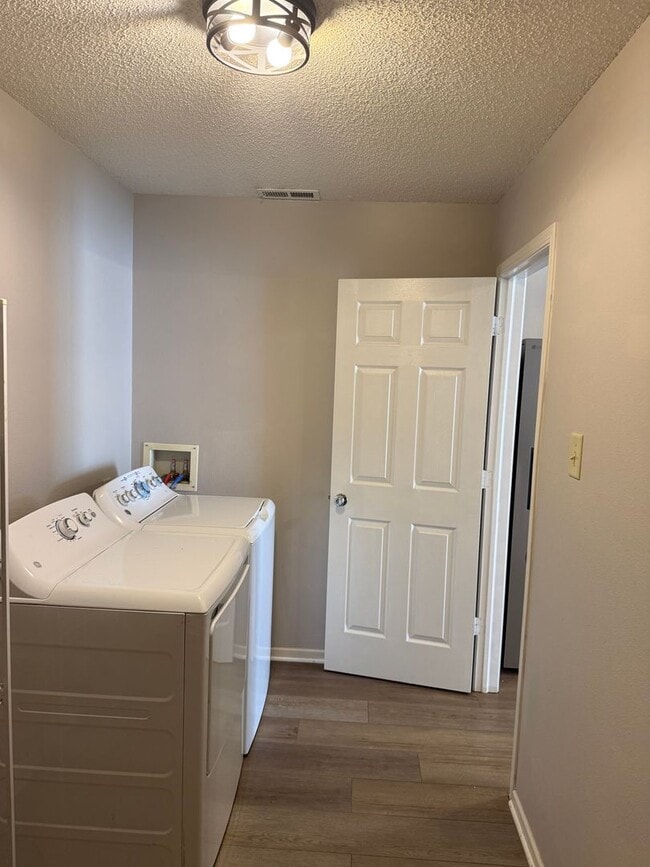 Building Photo - Southside 3/2 home with attached 2 car garage