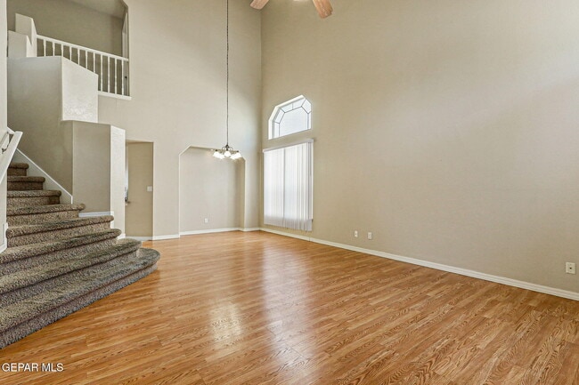 Building Photo - 951 Via Descanso Dr