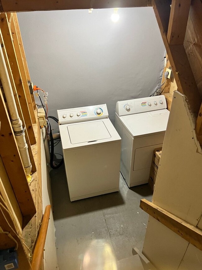 Building Photo - Charming 3BR Townhome