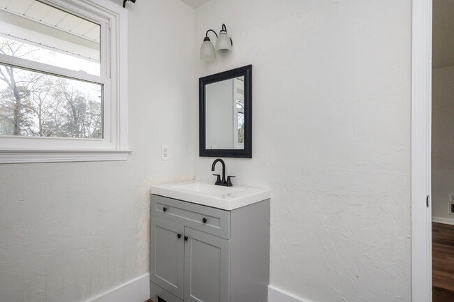 Building Photo - Beautiful 3 Bedroom, 2.5 Bath Home Tucked Away on Cul-de-Sac $1,825/mo rent
