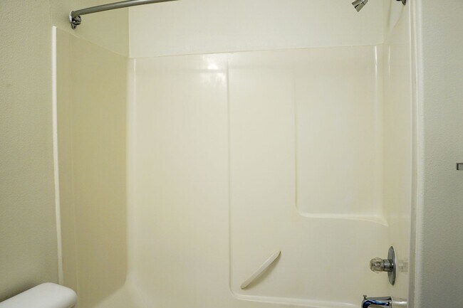 Building Photo - Top-Floor 1 Bdr w/ Private Balcony Ready Soon!