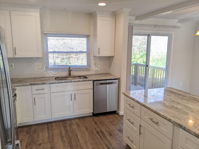 Building Photo - Renovated townhouse in established Frederick neighborhood ready mid February!