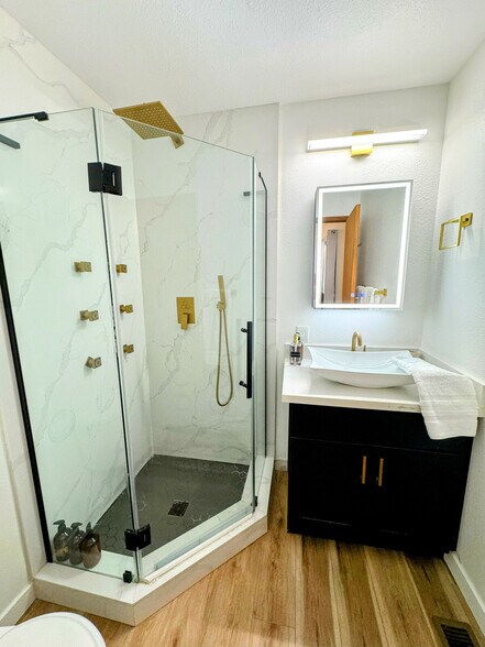 Building Photo - 705 24th Ave