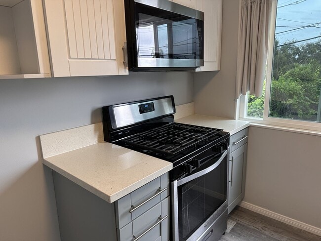 Building Photo - Gorgeously Remodeled Two Bedroom Condo Wit...