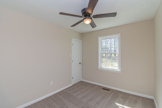 Building Photo - Cute 3 Bed/2 Bath Farmhouse!