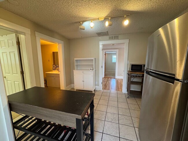 Building Photo - ***$500 off 1st Months Rent!***Well Kept H...