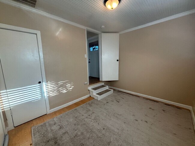 Building Photo - Charming 3 Bedroom 1 Bath single story home, with large yard