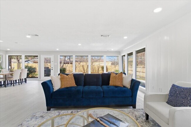 Building Photo - "Spacious 3-Bed, 2-Bath Gem with 2,155 Sq. Ft. on University Drive in Arlington, TX!"