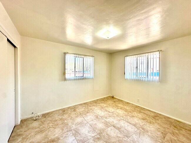 Building Photo - 1/2 Off First Full Month's Rent! Open Layo...