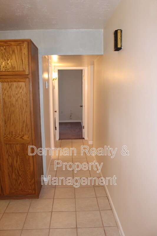 Building Photo - 910 S Una Ave