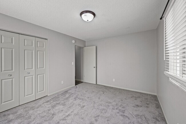 Building Photo - Rosco Apts-2720