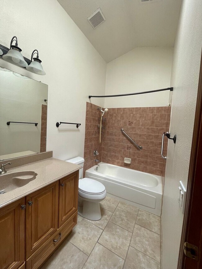 Building Photo - 3 Bedroom Near Mariposa Park in Taylor Ranch