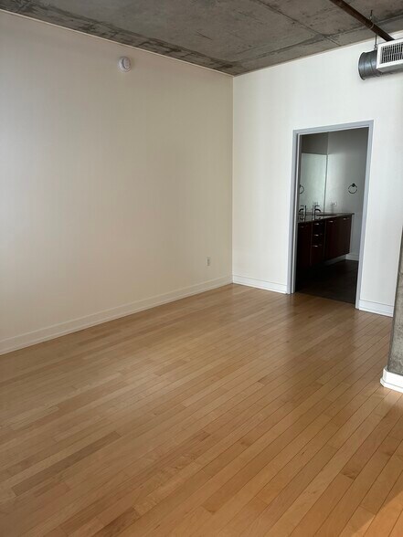 Building Photo - 645 W 9th St