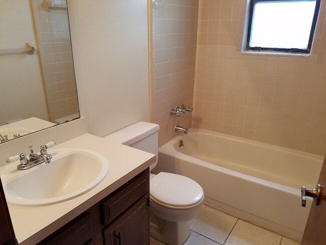Building Photo - $1450 - 3/2/1 - MOVE IN SPECIAL  - Upstair...