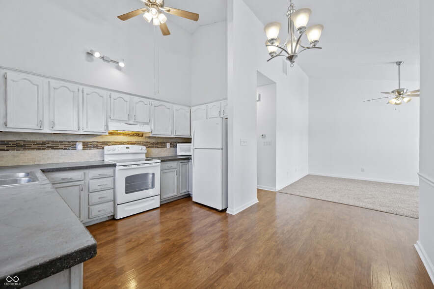 eat-in kitchen - 1038 Mustang Ct