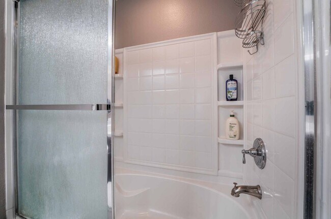 Building Photo - CHARMING FULLY FURNISHED 2 BEDROOM!