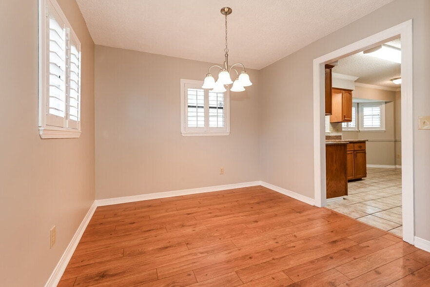 Building Photo - 3016 Bridgeview Dr