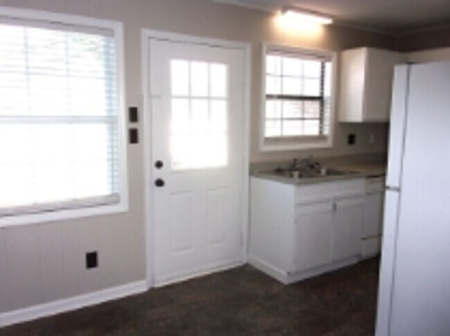 Building Photo - 1823 India Hook Rd