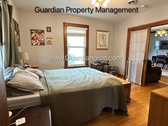 Building Photo - Northeast Spacious Upper Level Duplex, Har...