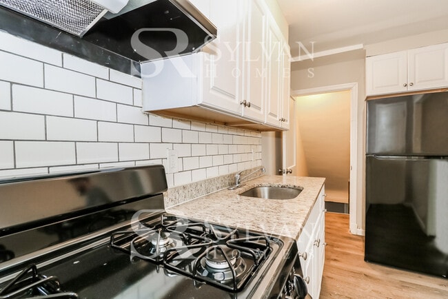 Building Photo - Enjoy low-maintenance living in this 2 bedroom, 1.5 bathroom townhome