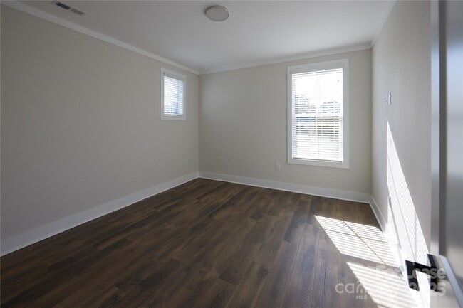 Building Photo - 1302 E 10th St