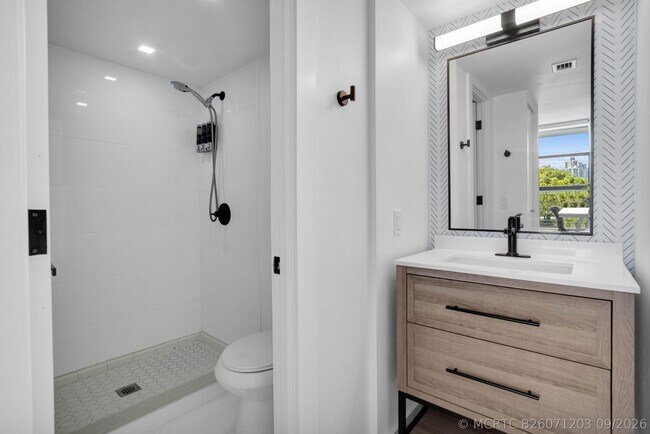Building Photo - 3701 N Country Club Dr