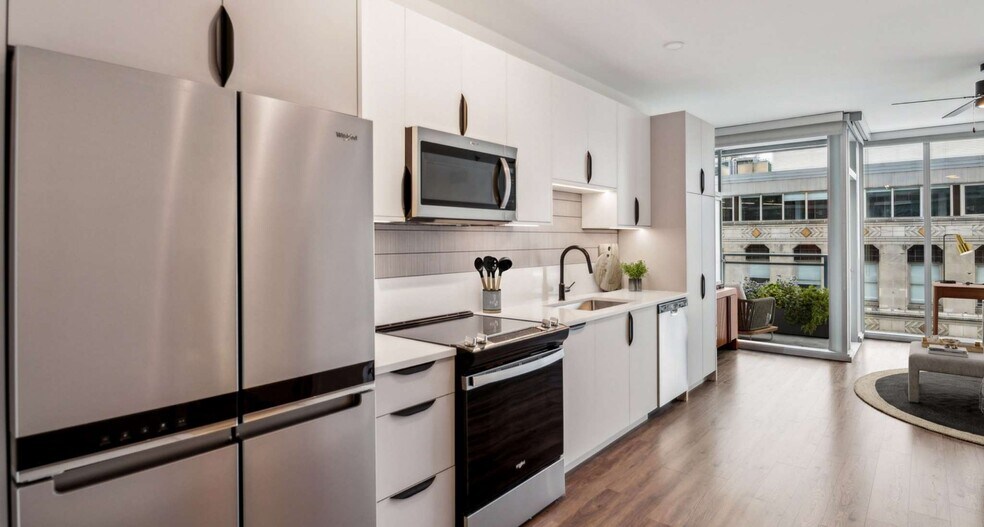 Building Photo - 345 N La Salle Dr