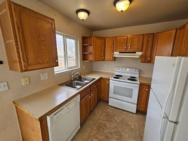 Building Photo - 3/2 Duplex with fenced yard and private courtyard