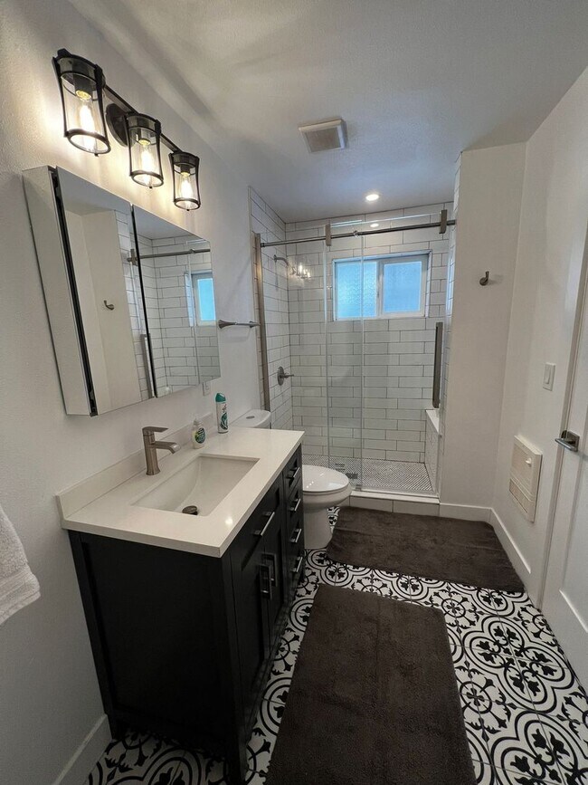 Building Photo - Spacious 4-bedroom + study home; Includes Hot tub and Pool Table - Avail. Now!