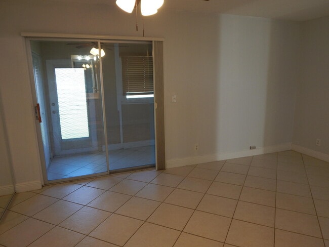 Building Photo - 242 Seville K