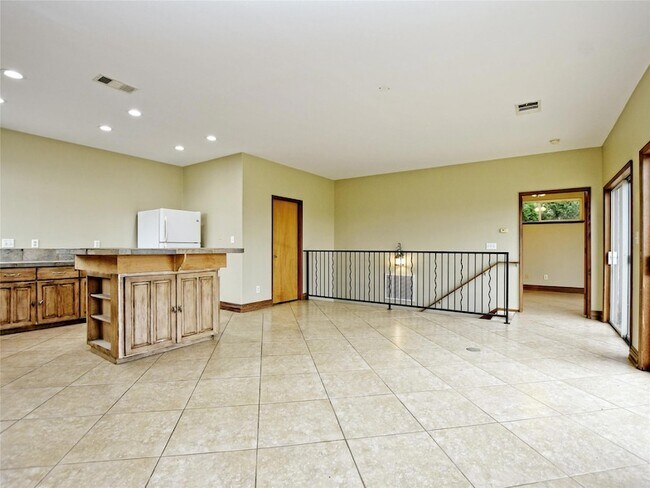 Building Photo - 605 Echo Dr